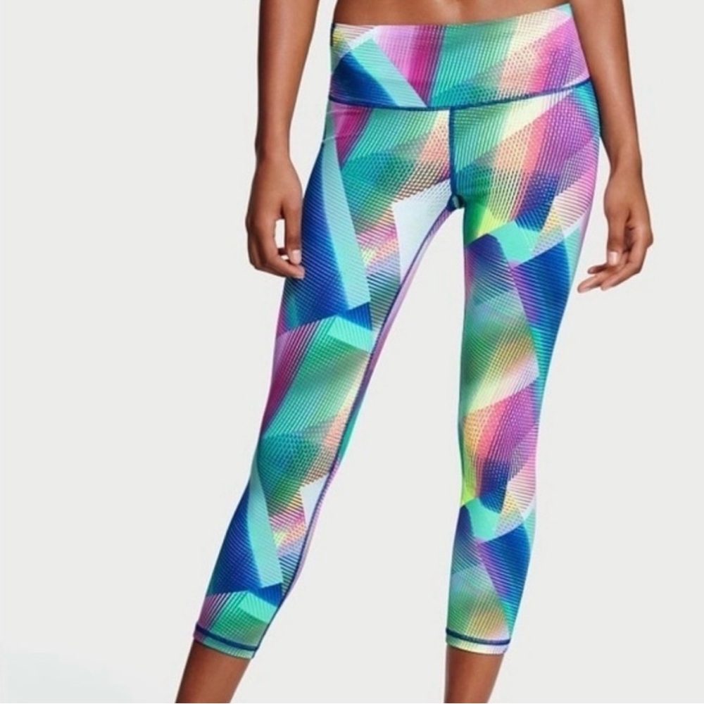 VSX "Knock Out" Vibrant Geometric Capri Leggings
